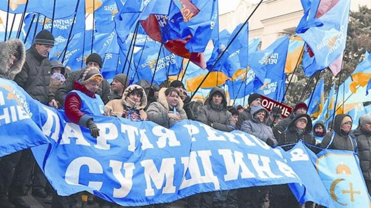 Las protestas 8Partidarios del presidente de Ucrania, Viktor Yanukóvich, se manifiestan en Kiev, ayer.