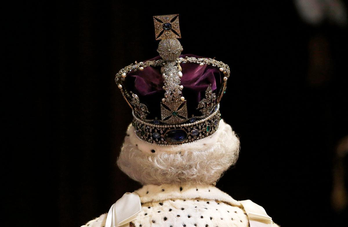 La reina Isabel II portando la corona del Imperio británico, en una imagen de mayo de 2015.