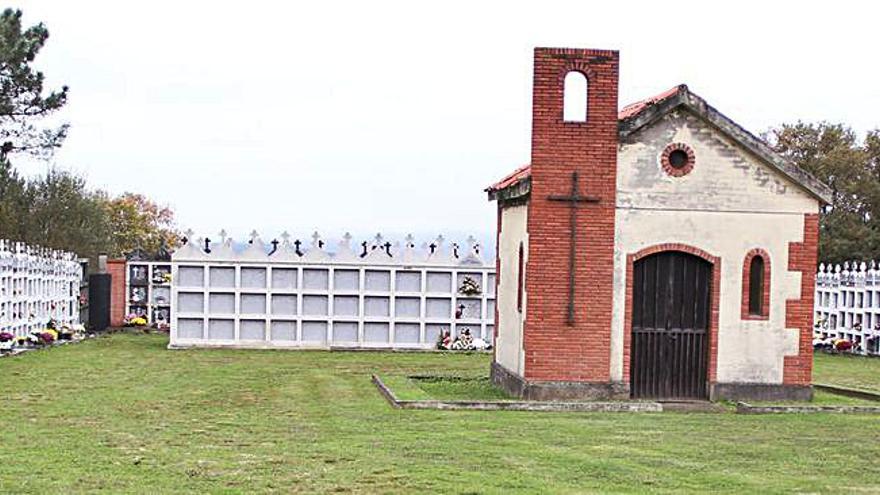 Cementerio vacío en Vila de Cruces, una estampa inusual un mediodía de Santos.