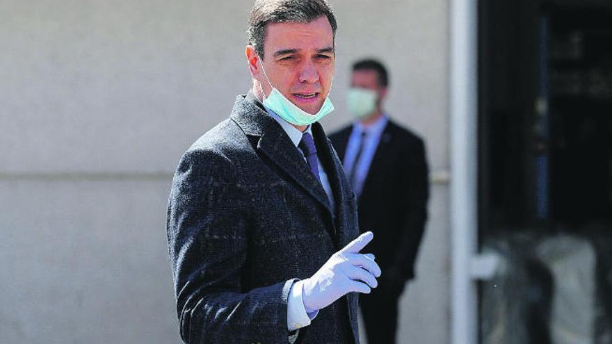 Pedro Sánchez, ayer con mascarilla durante una visita a una fábrica de respiradores de Leganés.