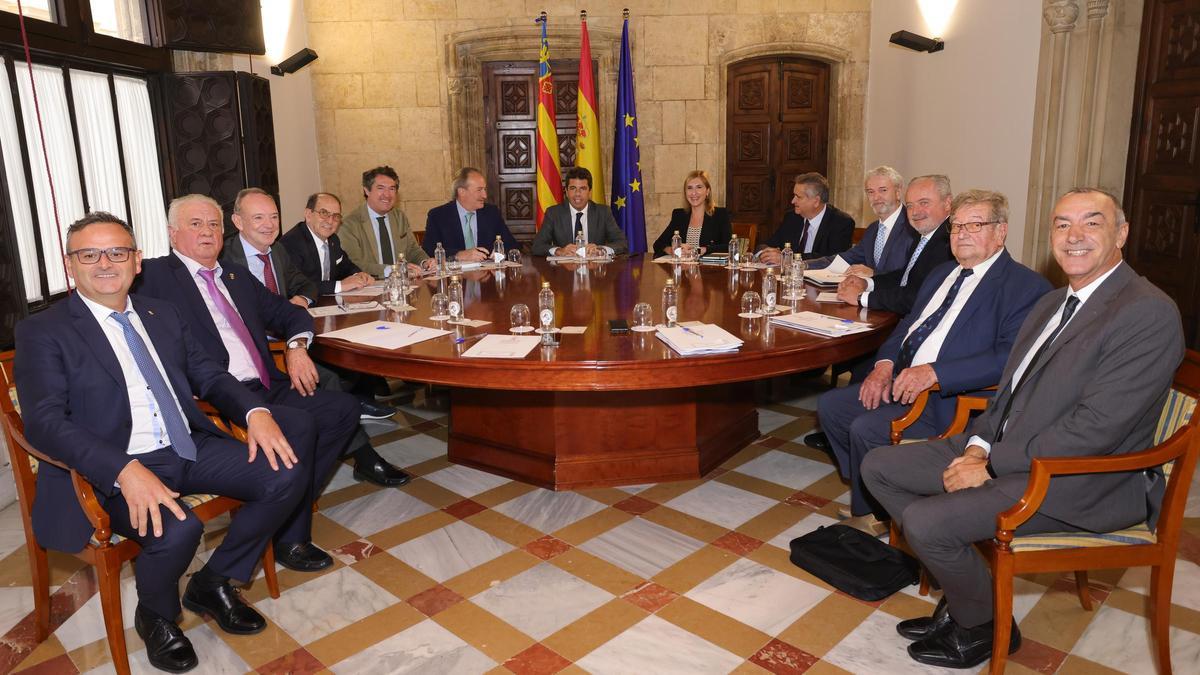 Un momento de la reunión celebrada este jueves entre Mazón y las comunidades de regantes.