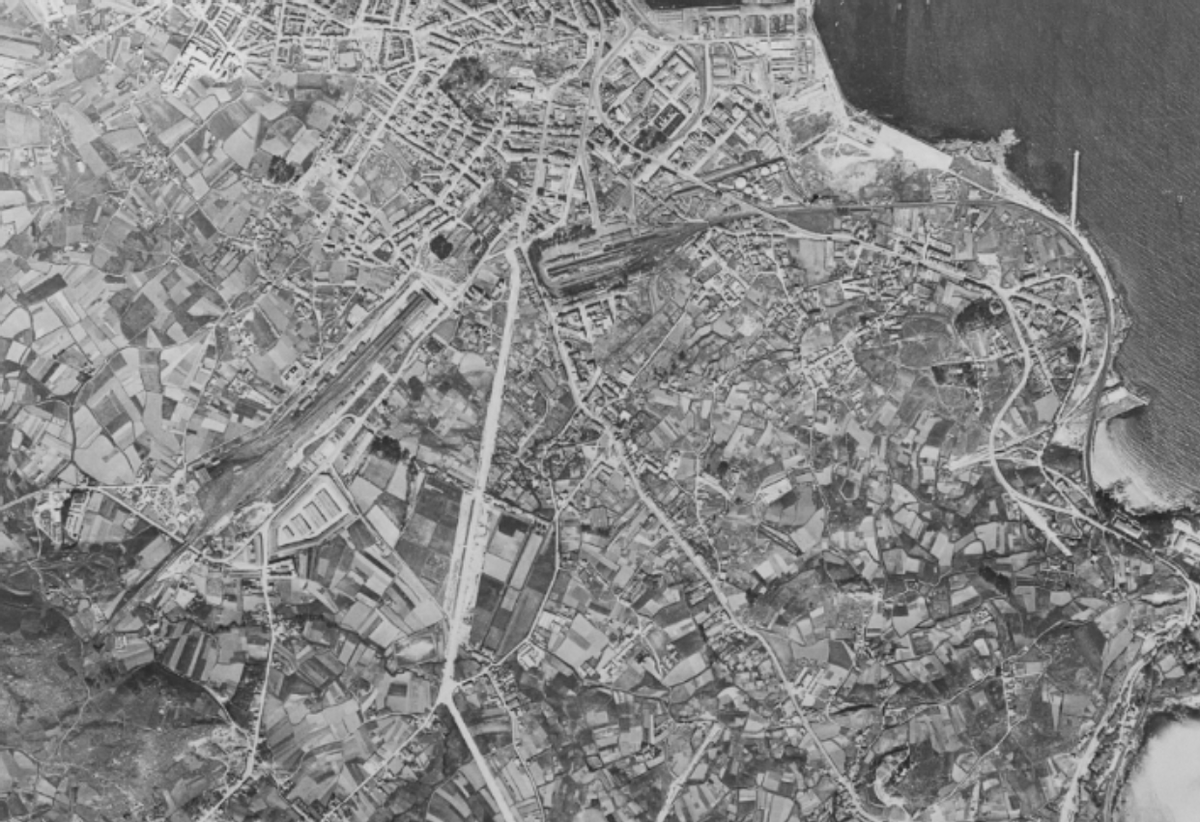 La zona de Alfonso Molina en 1956, un estrecho camino entre prados.