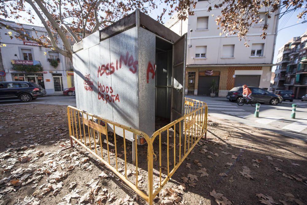 El remolc de la plaça Mallorca, amb pintades de protesta