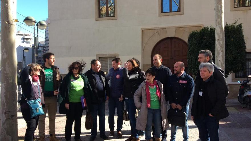 Miembros de la Plartaforma por la Enseñanza Pública, esta mañana en San Esteban