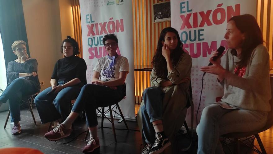 Por la izquierda, Marga Iglesias, Sofia Moreno, Noelia Ordieres, Sara Lolo y Laura Viñuela, ayer.