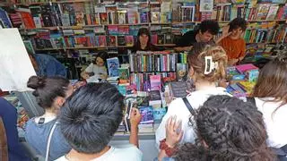 Aramburu y Pérez Gellida firman en el primer día de la Fira del Llibre