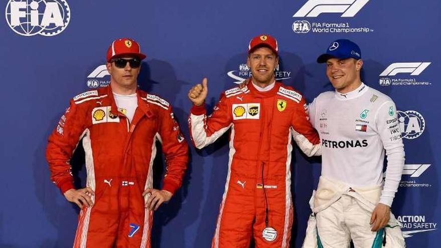 Vettel, entre Raikkonen y Bottas, celebra su &quot;pole&quot;.