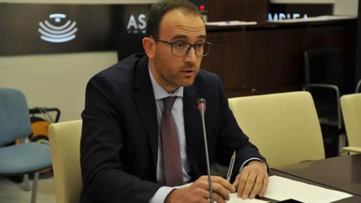El director general de la PAC, Juan Eloy Rodríguez, en la Asamblea.