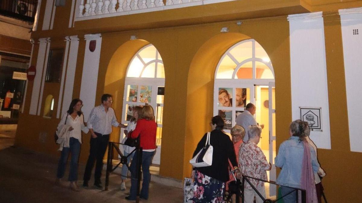 Vecinos de Posadas accediendo al cine teatro Liceo Manuel Rumí Cortés.