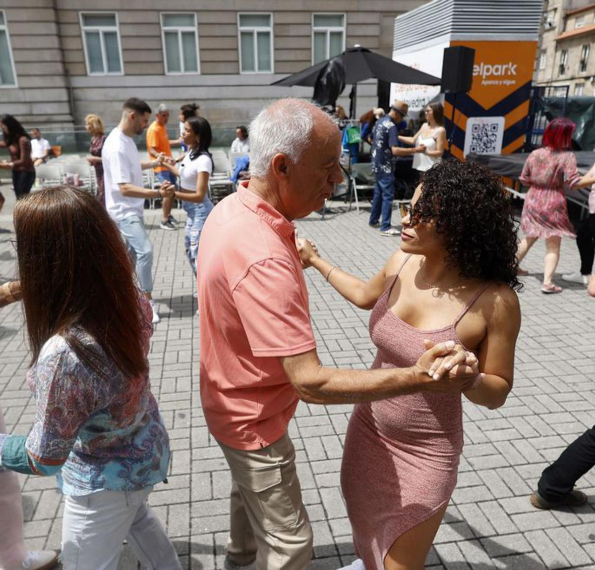 Ritmos de todo el mundo ponen a bailar a Pontevedra | G. SANTOS