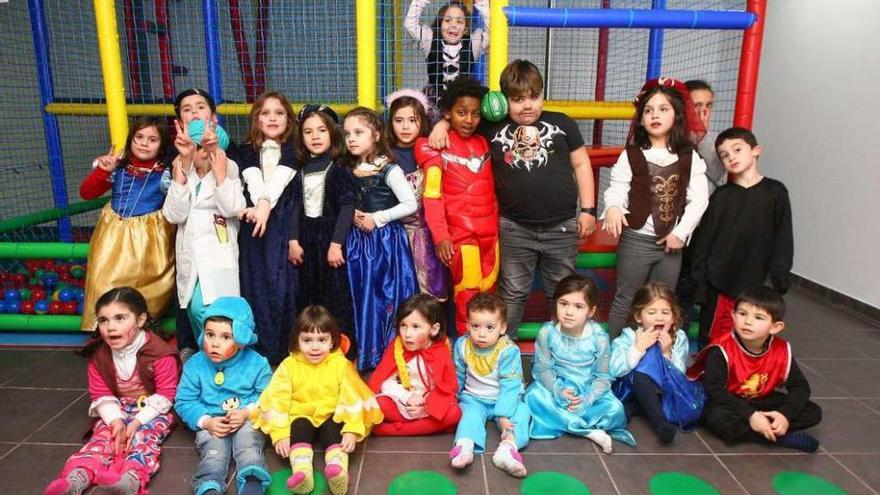 Niños participantes, ayer, en la fiesta de disfraces celebrada en As Nubes de A Estrada. // Bernabé / Cris M.V.