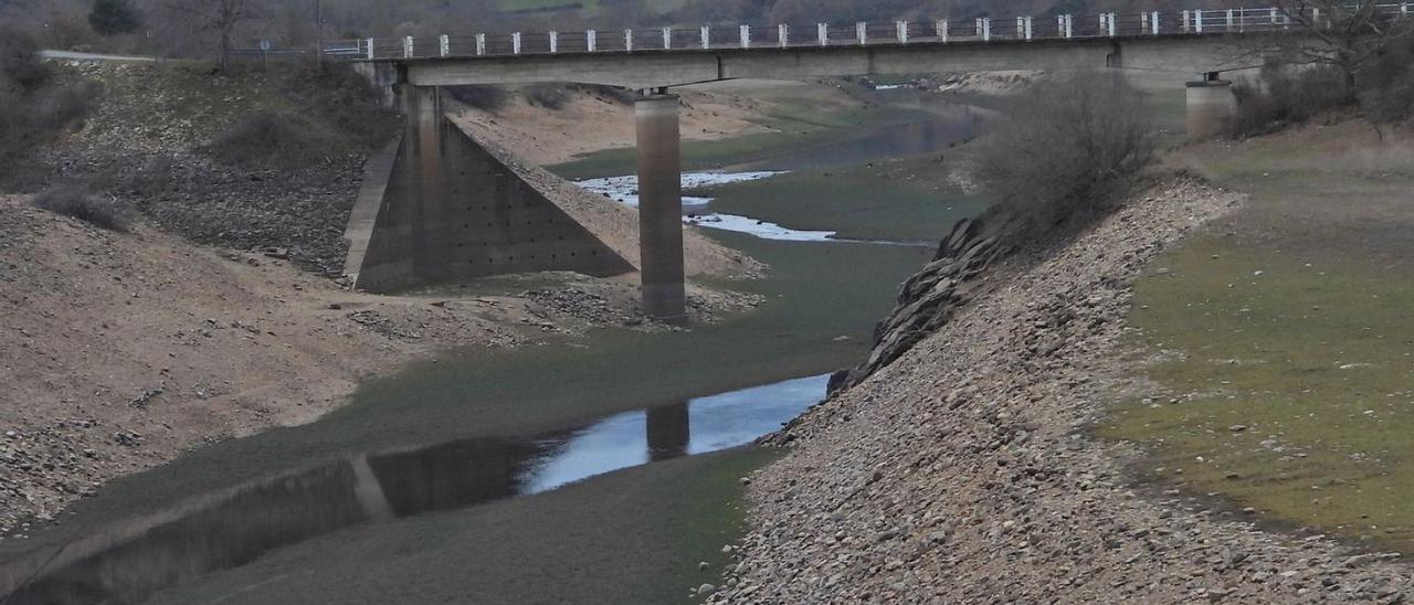 Un río que lleva poca agua en Viana do Bolo, Ourense. / FERNANDO CASANOVA