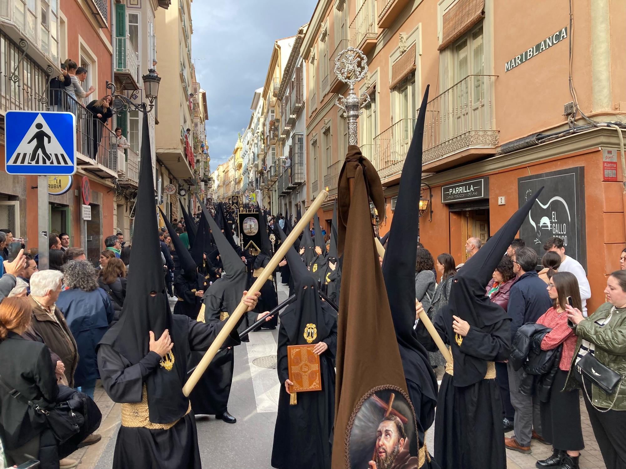 Salida de la Hermandad de la Santa Cruz en el Jueves Santo de Málaga.