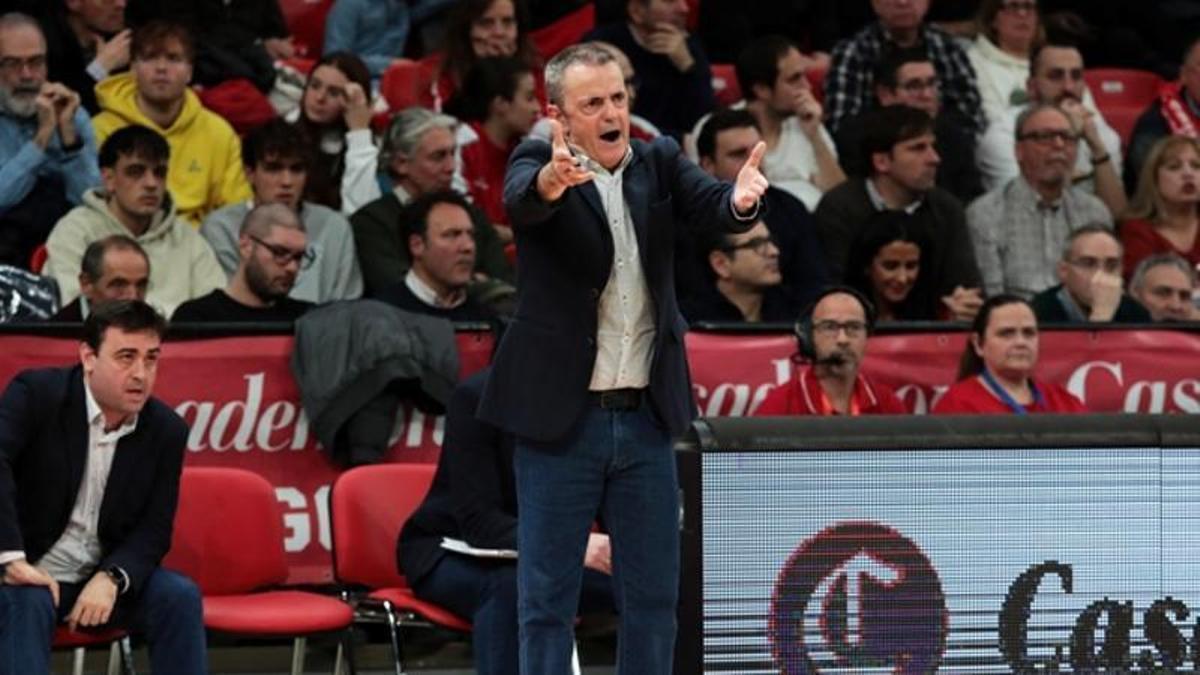 Porfirio Fisac da instrucciones durante el partido de este jueves.