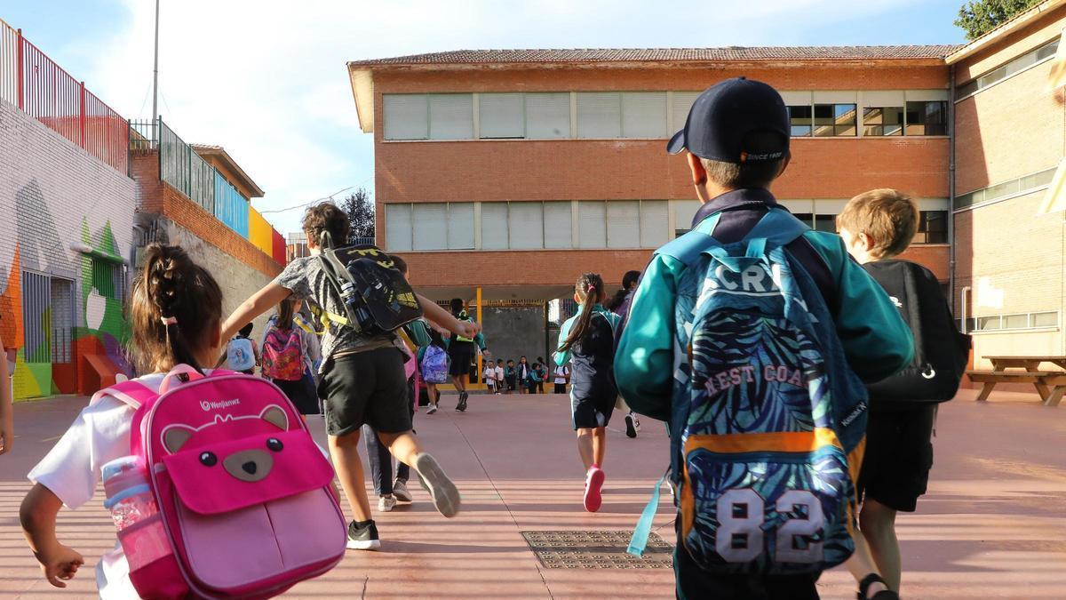 Vuelta al cole en Extremadura: una ayuda de 100 euros al mes podría sacar de la pobreza a más de 8.200 menores