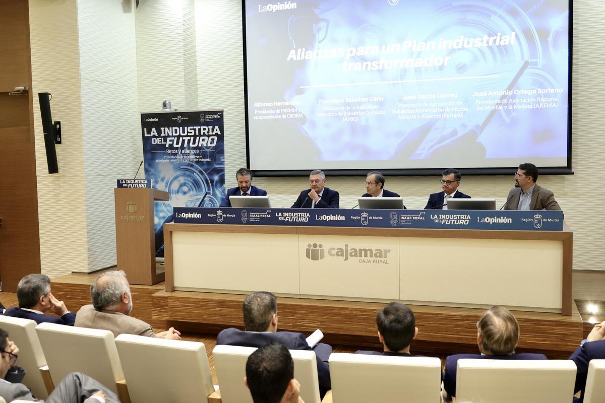 Foro 'La industria del futuro:retos y alianzas', organizada por La Opinión y la fundación Isaac Peral, este martes en el Aula de Cultura de Cajamar en Murcia.