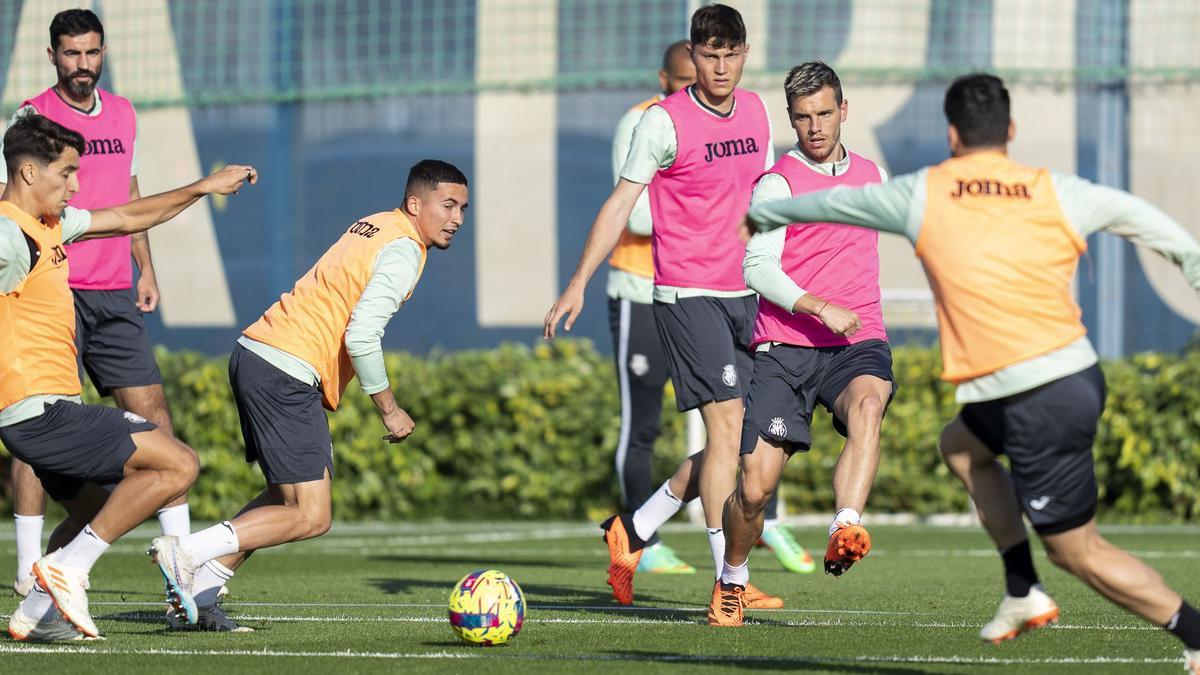 Gio Lo Celso (d) toca el balón en la sesión de ayer ante la presencia de Terrats (i), Yeremy y Cuenca (d), en Vila-real.