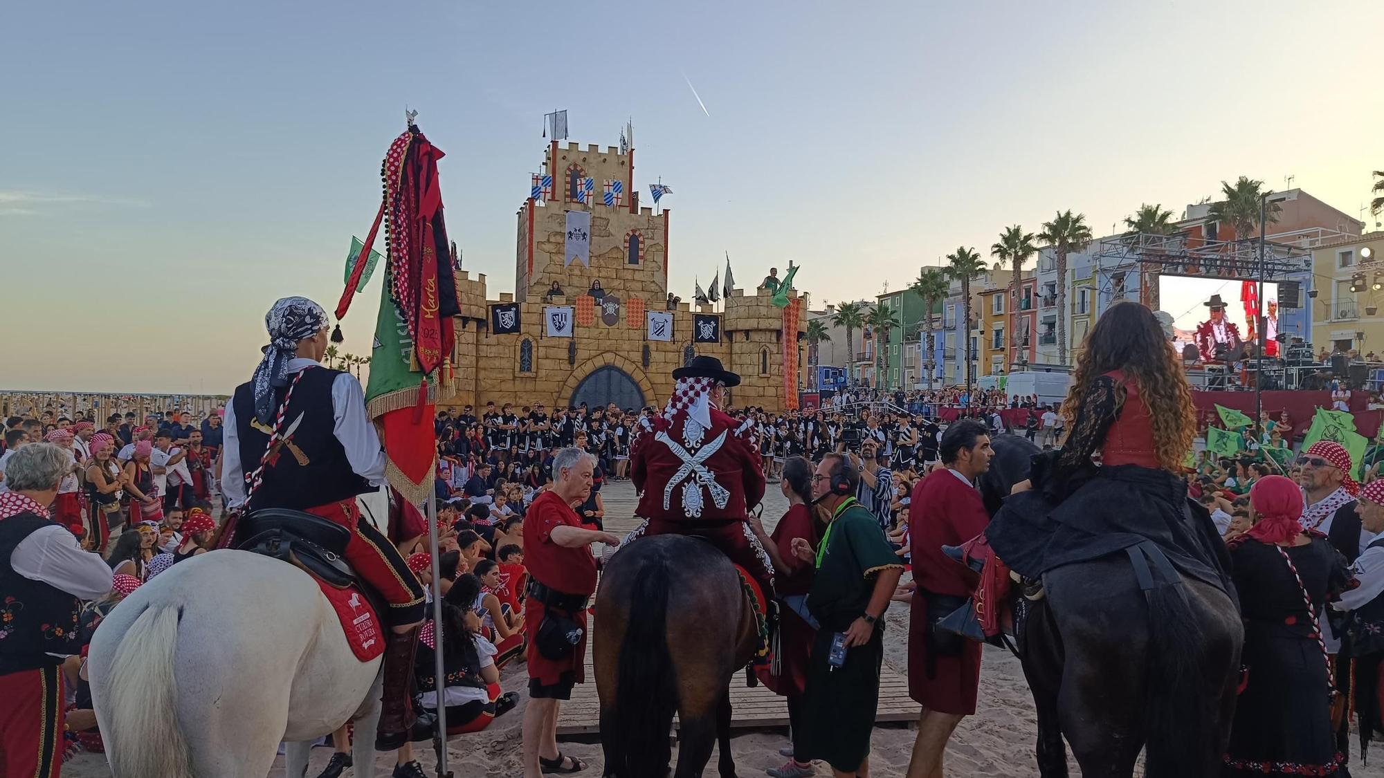 Así ha sido el Alijo de Contrabandistas y Piratas Corsarios en la Vila, asalto previo a la Gran Batalla