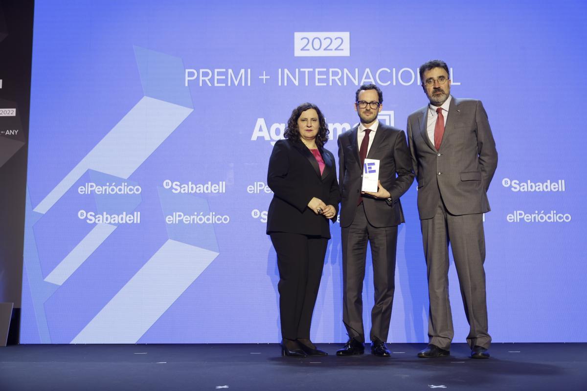 Premio a la Empresa Más Internacional para Agroalimen. Recoge el premio Artur Carulla, presidente de Agroalimen. La entrega la hacen Lluís Salvadó, presidente del Port de Barcelona, y  Gemma Martínez, directora adjunta de EL PERIÓDICO