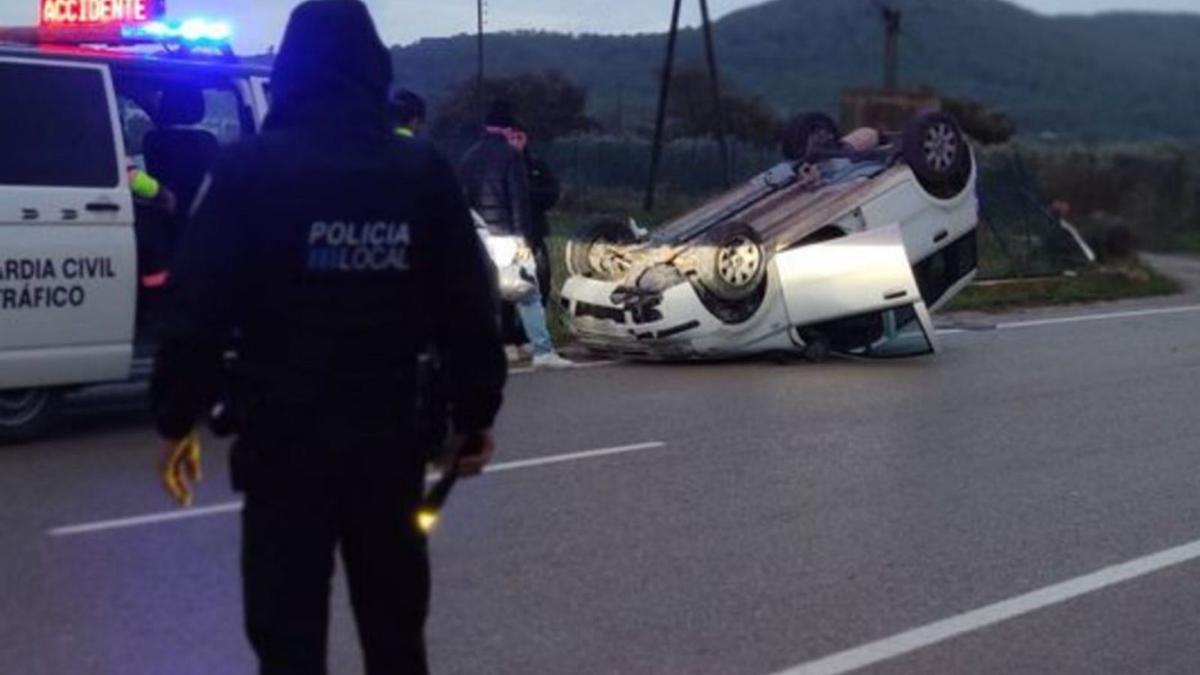 Ilesos tras volcar el coche en Sant Josep | POLICÍA LOCAL