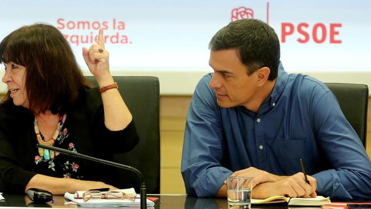 Cristina Narbona y Pedro Sánchez, el pasado 24 de julio en la sede del PSOE.