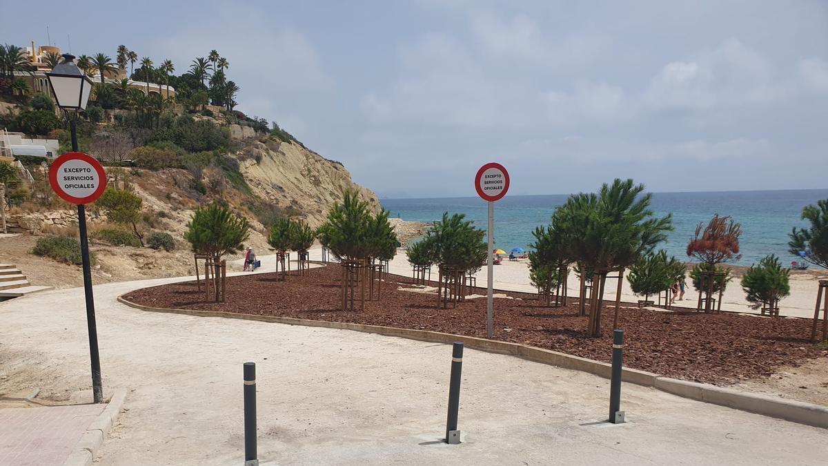 Bolardos que fueron quitados en Cala Baeza para acceder a la playa