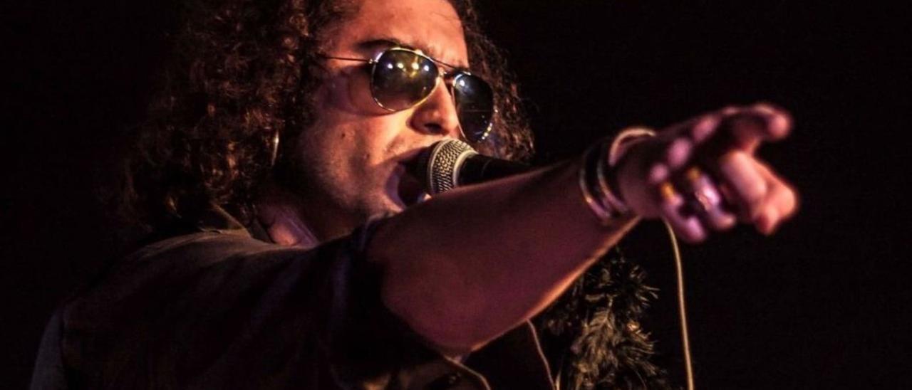 Roma, cantante de la banda alicantina El Despertar del Silencio, junto a un concierto reciente de la formación que rinde tributo al grupo Héroes del Silencio. | INFORMACIÓN