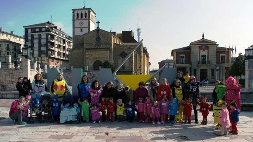 Alumnos y acompañantes en la plaza Manuel Uría.