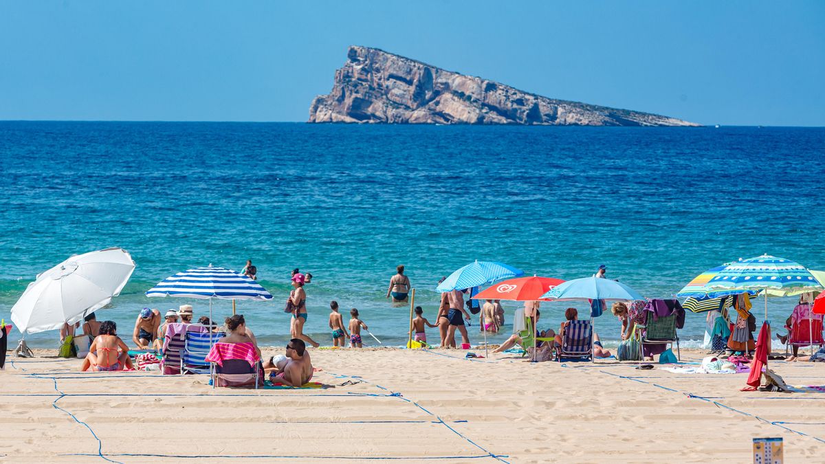 La isla de Benidorm desde la playa de Levante