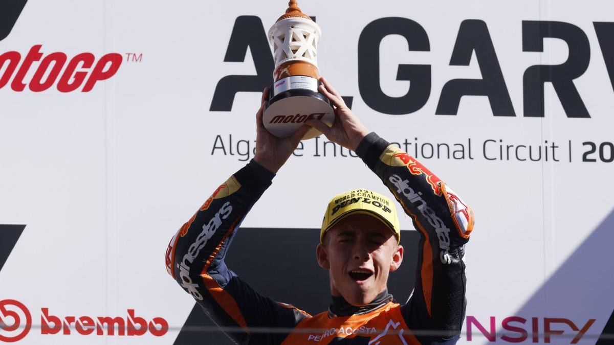 Pedro Acosta, en el podio del Gran Premio del Algarve. | MARCELO DEL POZO/REUTERS