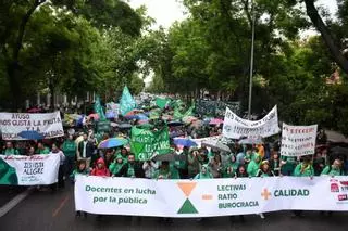 Miles de manifestantes desafían a la lluvia en Madrid para exigir mejores condiciones en la educación pública