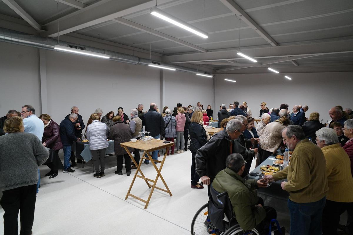 Asistentes a la inauguración del nuevo centro social de la Llosa de Ranes.