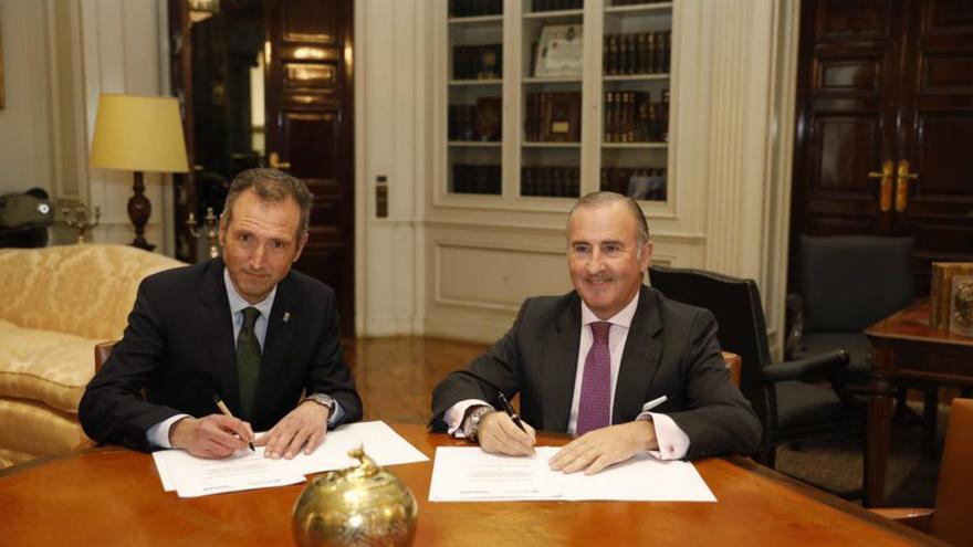 El presidente de Asturgar, David González, y el director general de Sabadell Herrero, Pablo Junceda, firmando el acuerdo. | Fernando Rodríguez