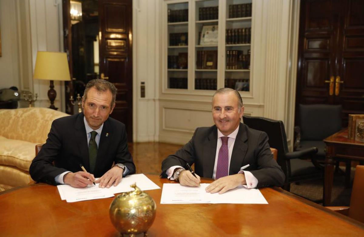 El presidente de Asturgar, David González, y el director general de Sabadell Herrero, Pablo Junceda, firmando el acuerdo. | Fernando Rodríguez