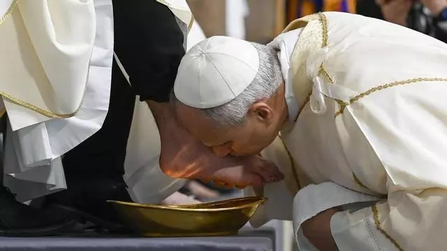 El Papa León XIV lava los pies a 12 sacerdotes durante la Misa de Jueves Santo