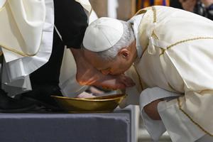 El Papa León XIV lava los pies a 12 sacerdotes durante la Misa de Jueves Santo