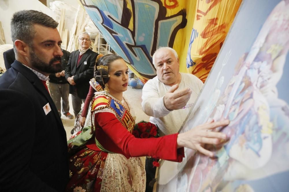 Las falleras mayores visitan los talleres de Ciudad Fallera