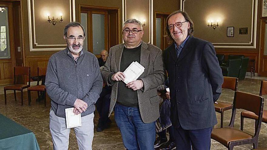 El autor, Ramón Loureiro (centro), en la presentación. // Iñaki Osorio