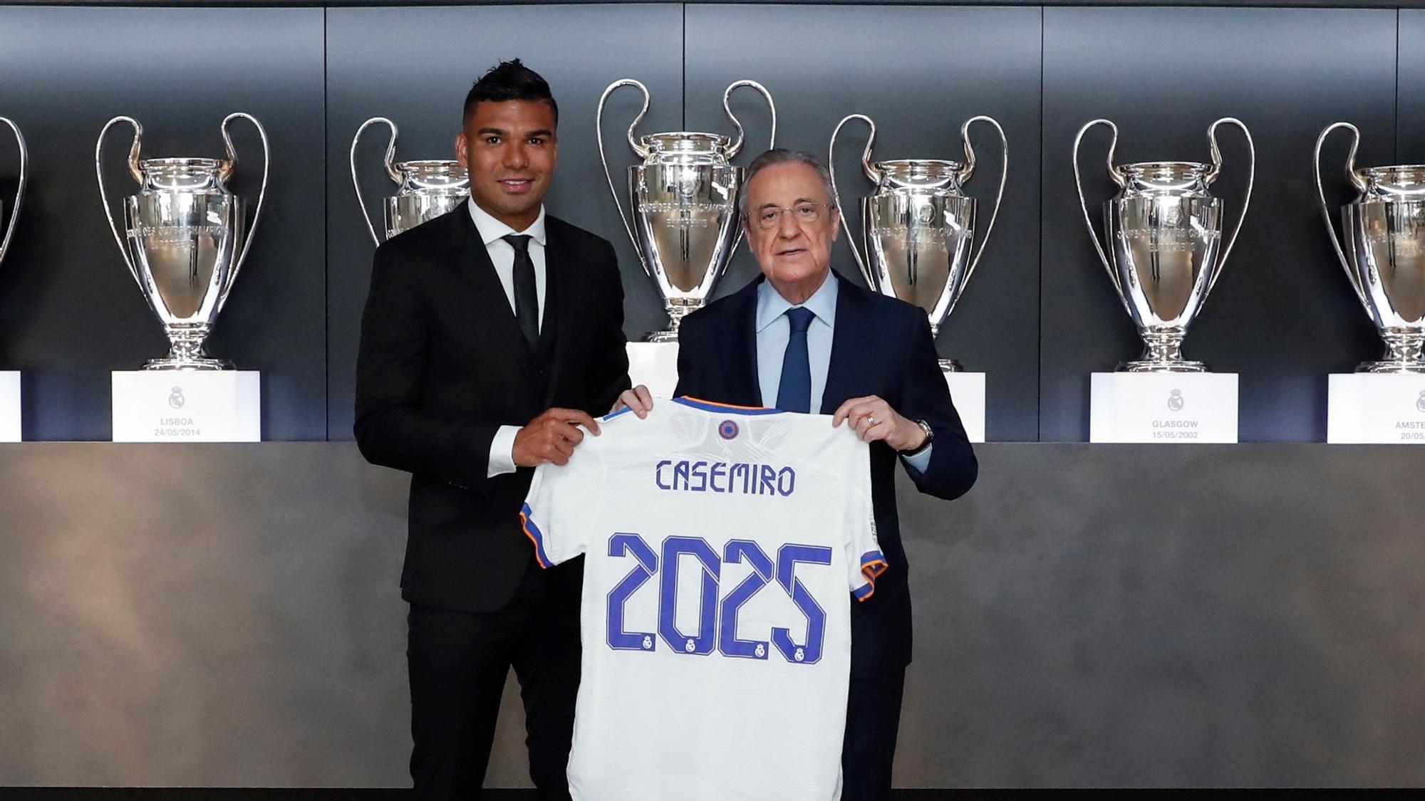 sidente del club, Florentino Pérez. Casemiro extendió este viernes su contrato que le vincula con el Real Madrid hasta el 30 de junio de 2025, dos temporadas más de lo pactado anteriormente. EFE/Víctor Carretero/Real Madrid SOLO USO EDITORIAL/SOLO DISPONIBLE PARA ILUSTRAR LA NOTICIA QUE ACOMPAÑA /CRÉDITO OBLIGATORIO