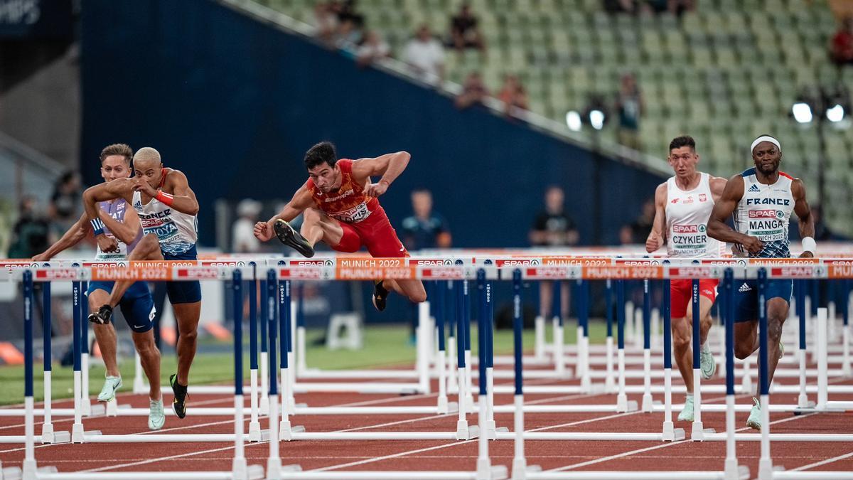 Quique Llopis, con el equipaje rojo de España, en la semifinal del Europeo en la que venció con mejor marca personal