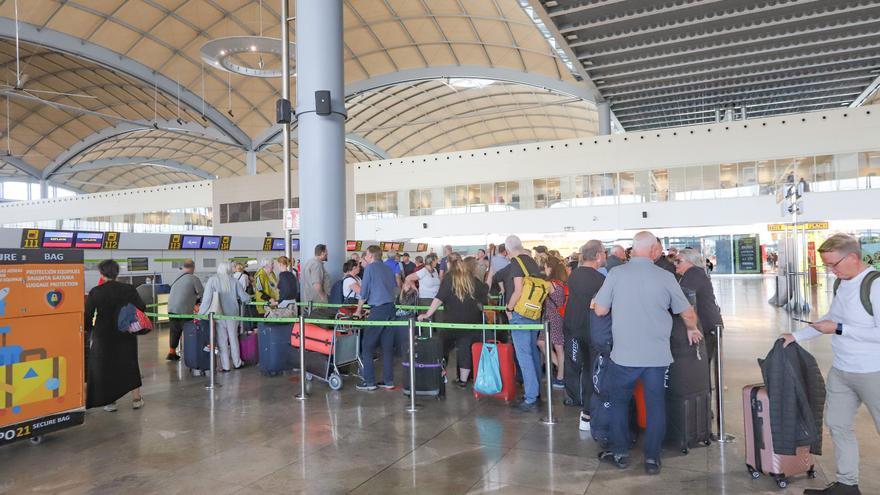 El aeropuerto de Alicante-Elche resiste la presión y moverá 5,5 millones de turistas este invierno