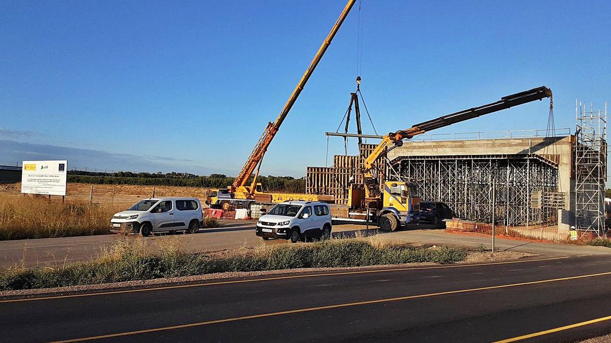 Estructura que se está construyendo dentro de las obras del baipás de Almodóvar.