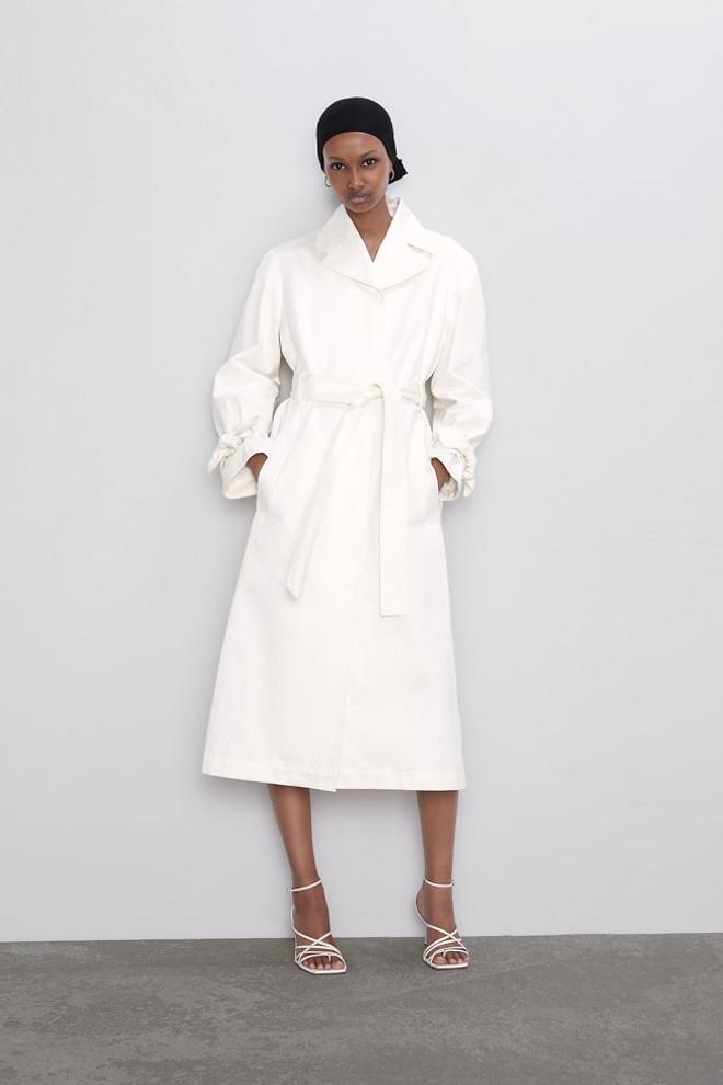 Trench blanco de Zara estilo albornoz