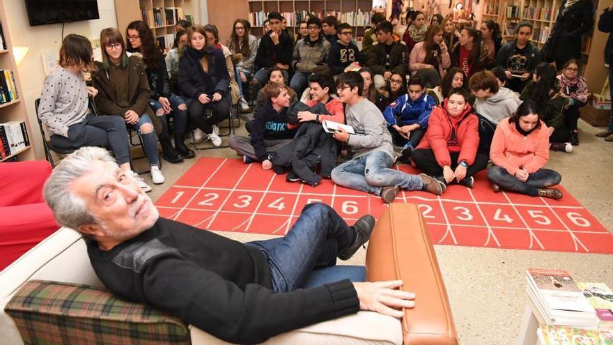 Encuentro de Jordi Sierra i Fabra con escolares de A Coruña en la librería Moito Conto.