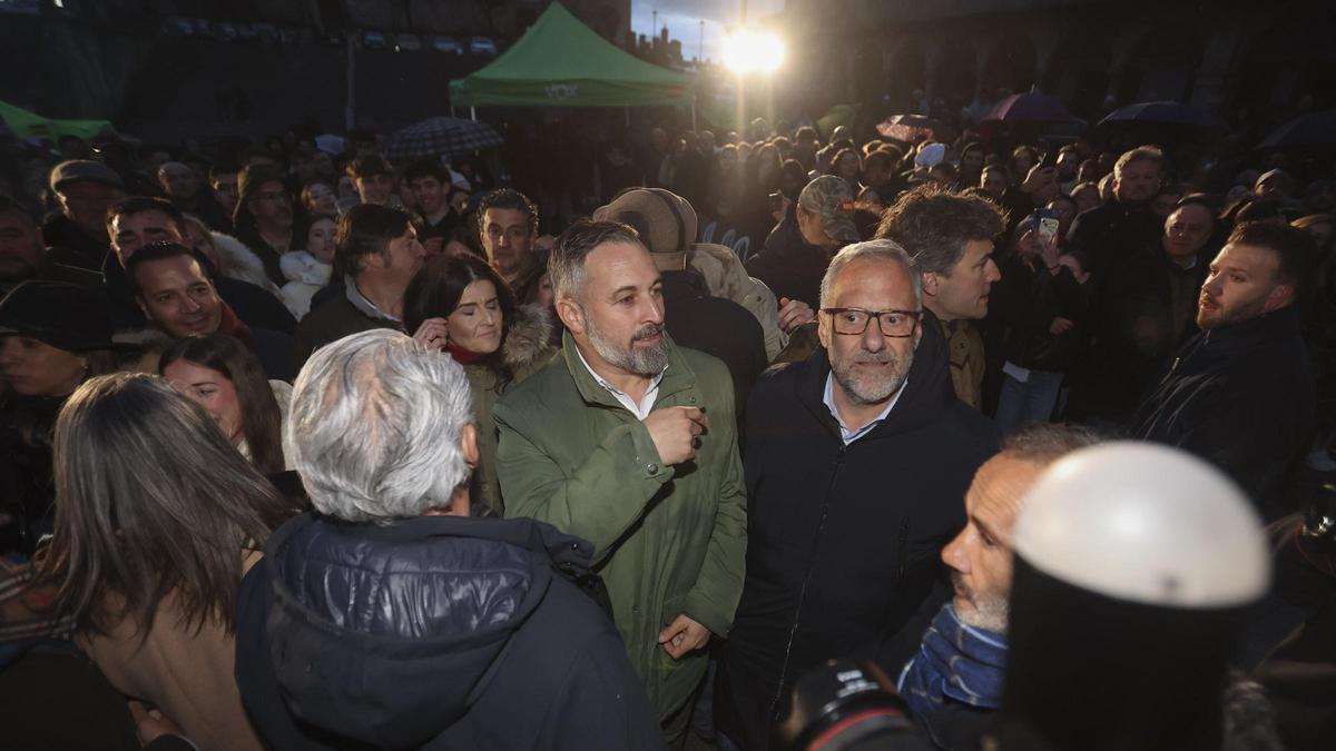 Abascal llama a Mañueco "canalla" y le cambia el nombre por "Alfonso Fernández Marruecos"