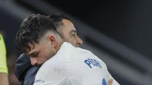Xavi consuela a Pedri tras su lesión en San Mamés.