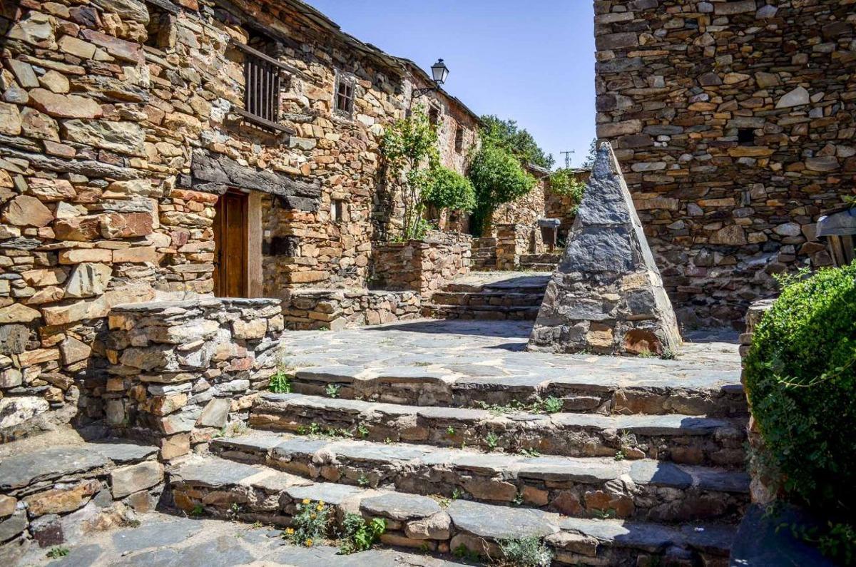 Situados en la Sierra Norte de Guadalajara, los pueblos de arquitectura negra se encuentran al abrigo del Pico Ocejón