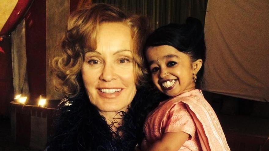 Jessica Lange junto a Jyoti Amge.