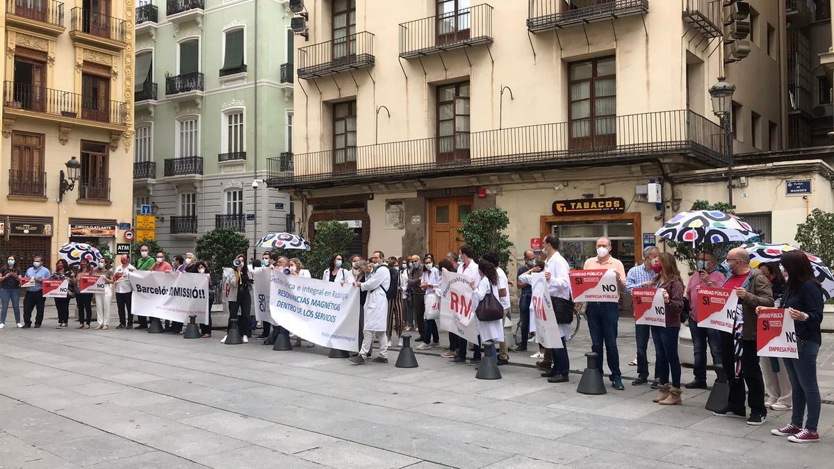 Protesta de radiólogos frente al Palau de la Generalitat