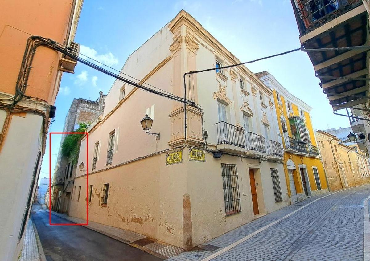 En el recuadro rojo, lugardonde estuvo la ermita de San Felipe Neri. A la derecha, las dos casas que fueron de Andrés Trinidad, junto al convento de Carmelitas.